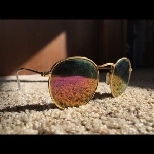 Aluminum Polaroid sunglasses with gold frame